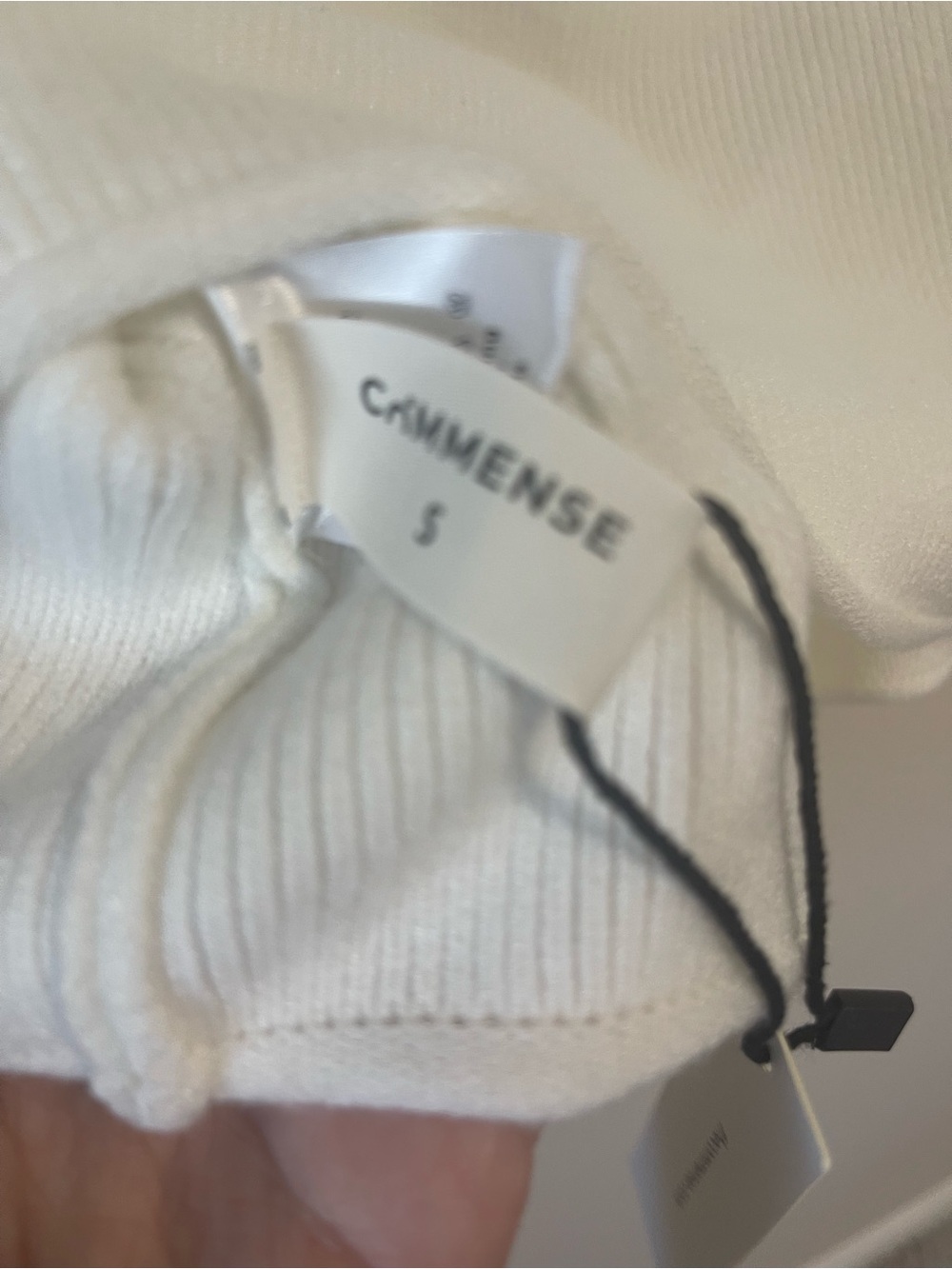 Elegant off-shoulder sweater with a V-neck crossover strap
White SMALL NWT - Picture 5 of 6